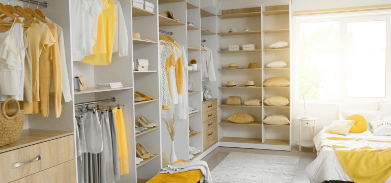 Dressing minimaliste et lumineux aménagé par Home Organizer Nantes - rangement vêtements et accessoires en touches de jaune soleil, blanc et beige. Organisation professionnelle et esthétique par HO BLANDINE à Vertou