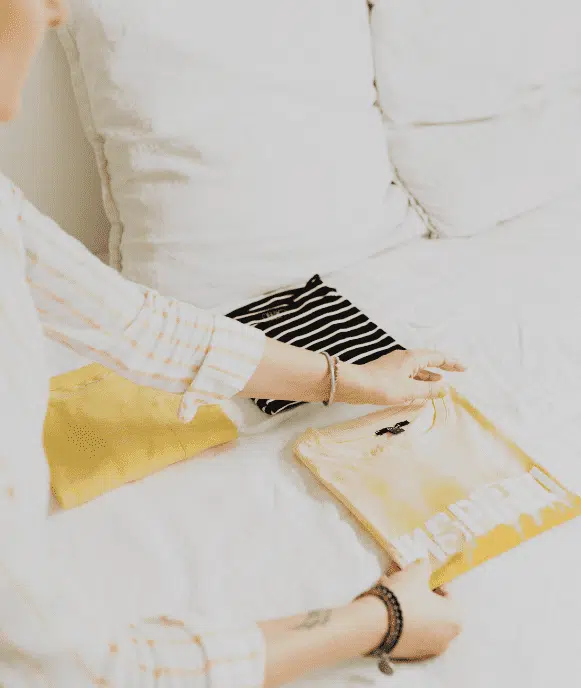 Blandine home organiser en train de plier des vêtements, des tee-shirt de couleur jaune