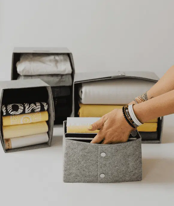 Blandine home organiser nantes Vertou Plie des vêtements dans des boites comme Marie Kondo