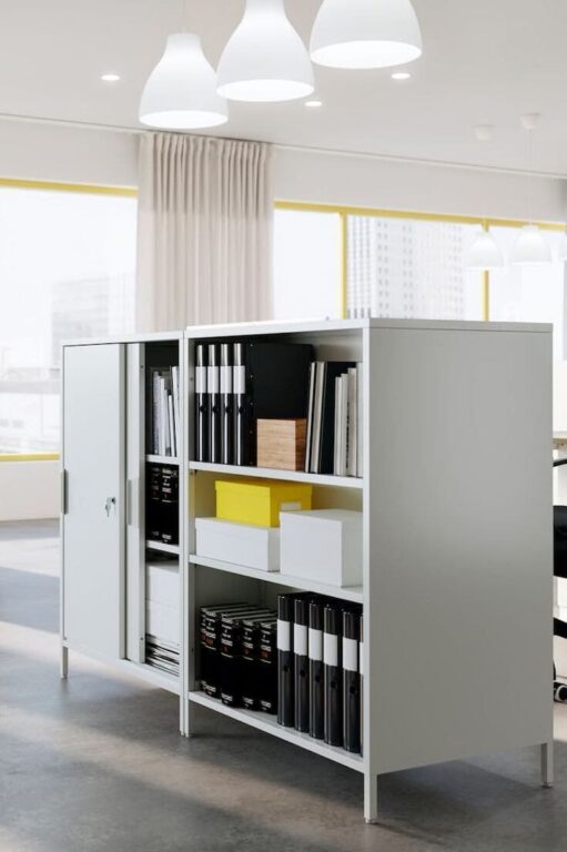 RANGEMENT BUREAU PROFESSIONNEL – NANTES Rangement bureau minimaliste avec armoires blanches et touches de jaune - organisation professionnelle d'espace de travail par Home Organizer Nantes. Solutions de classement élégantes par HO BLANDINE.